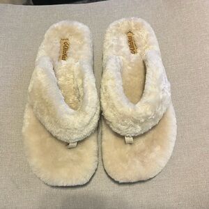 *New* Perfect year around slipper! Shearling wrapped olukai Kipe’a flip flops